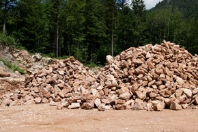 Roter Ruhpoldinger Marmor Bruchstuecke aus dem Steinbruch Ruhpolding