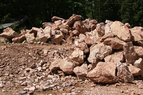 Roter Ruhpoldinger Marmor Bruchstuecke aus dem Steinbruch Ruhpolding