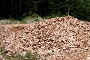 Roter Ruhpoldinger Marmor Schotterhaufen im Steinbruch Ruhpolding